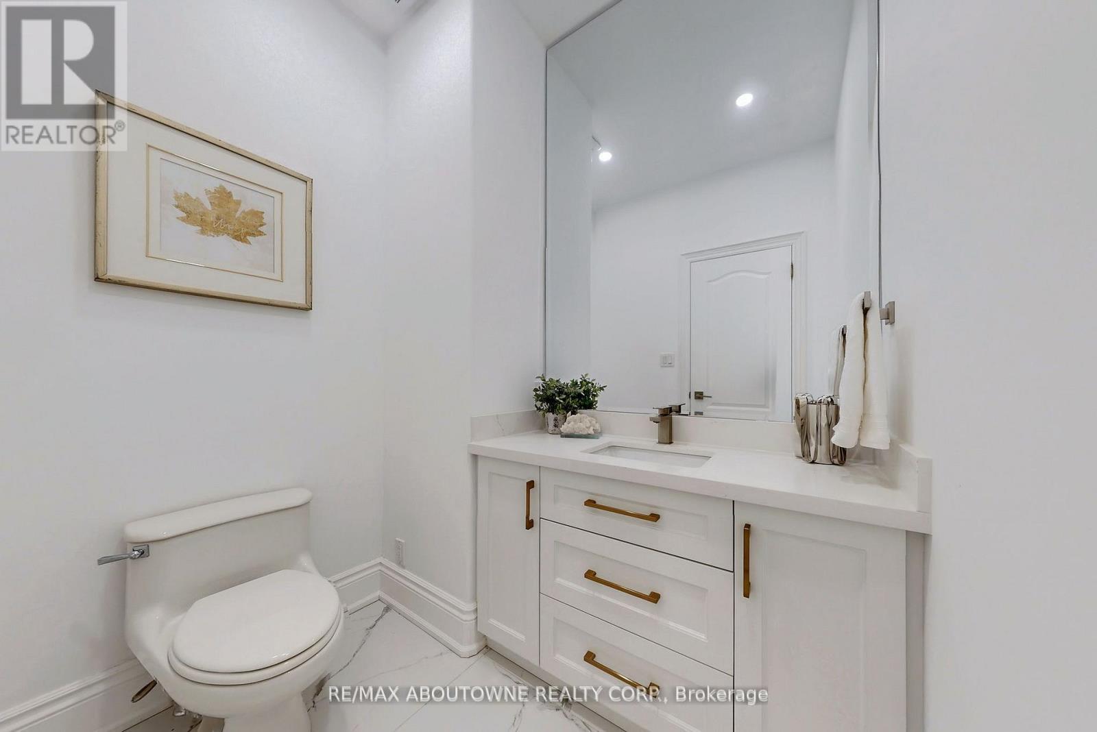 












116 PARKWOOD COURT

,
Oakville (FD Ford),




Ontario
L6J7W6

