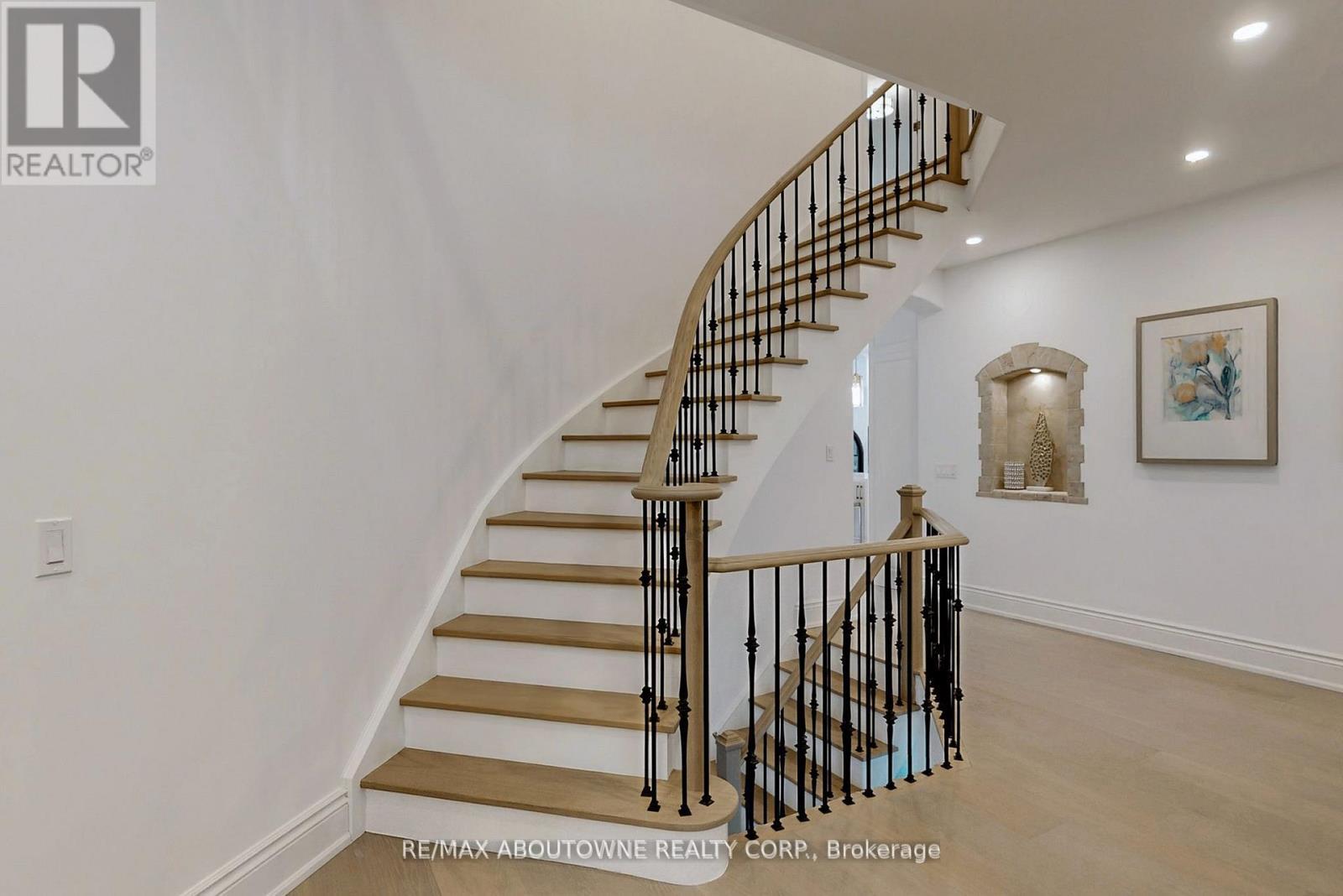 












116 PARKWOOD COURT

,
Oakville (FD Ford),




Ontario
L6J7W6

