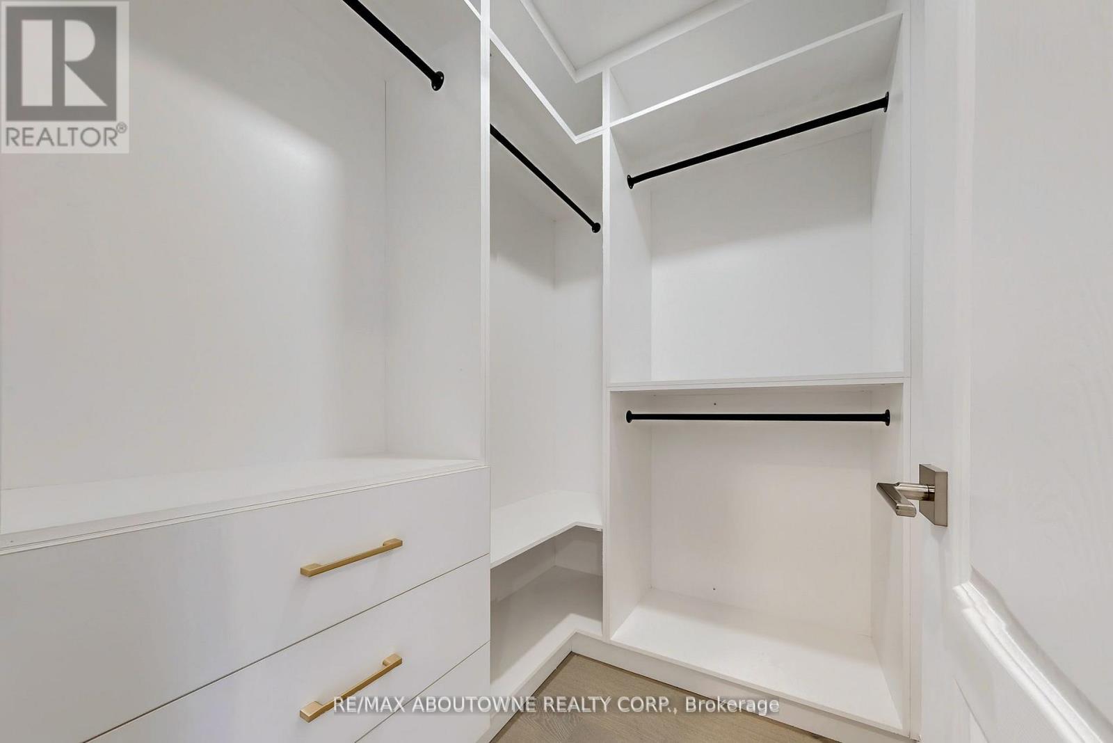 












116 PARKWOOD COURT

,
Oakville (FD Ford),




Ontario
L6J7W6

