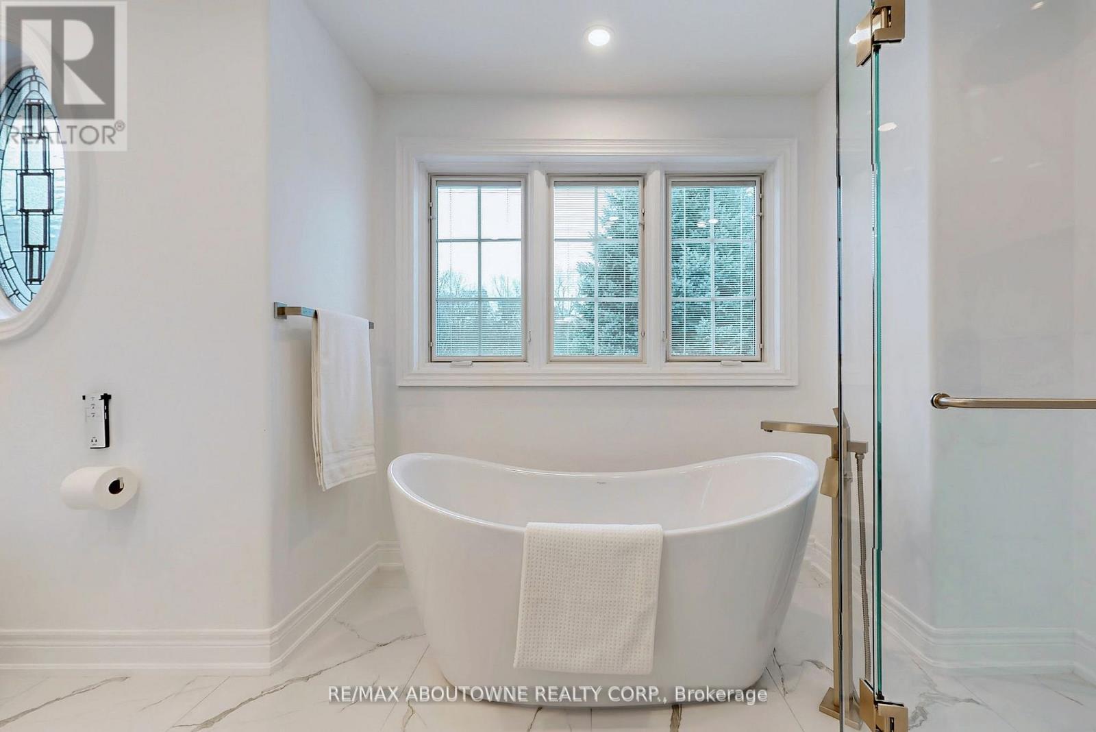 












116 PARKWOOD COURT

,
Oakville (FD Ford),




Ontario
L6J7W6

