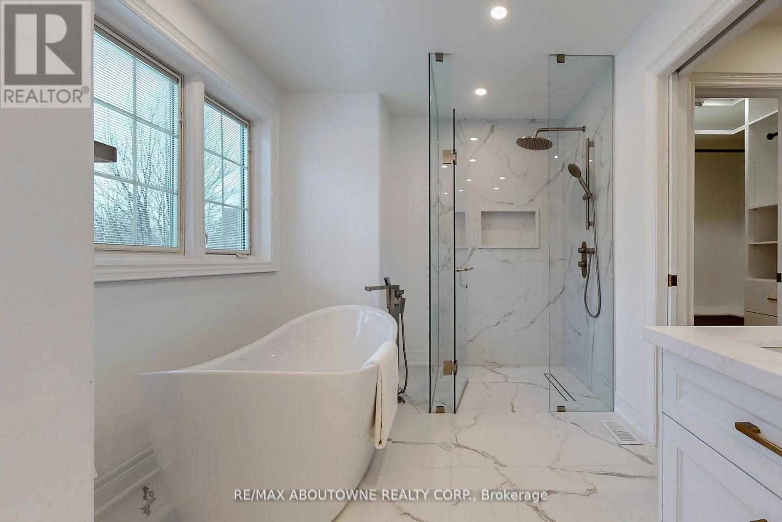 












116 PARKWOOD COURT

,
Oakville (FD Ford),




Ontario
L6J7W6

