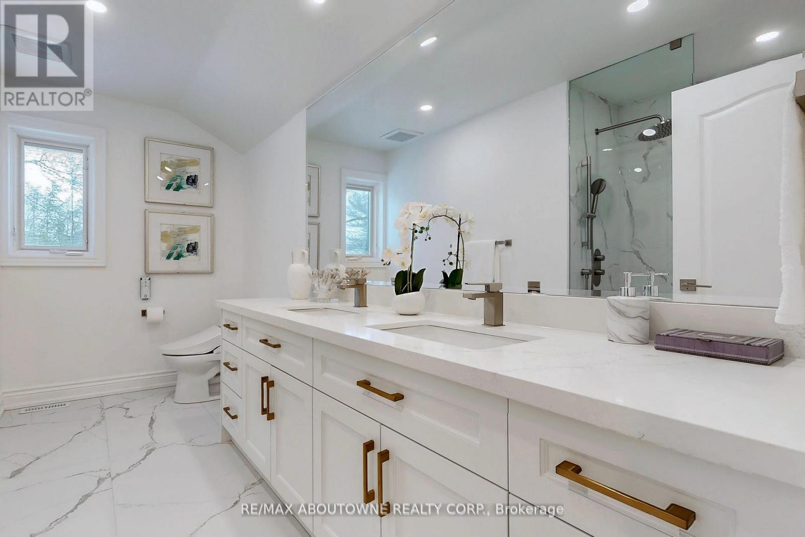 












116 PARKWOOD COURT

,
Oakville (FD Ford),




Ontario
L6J7W6

