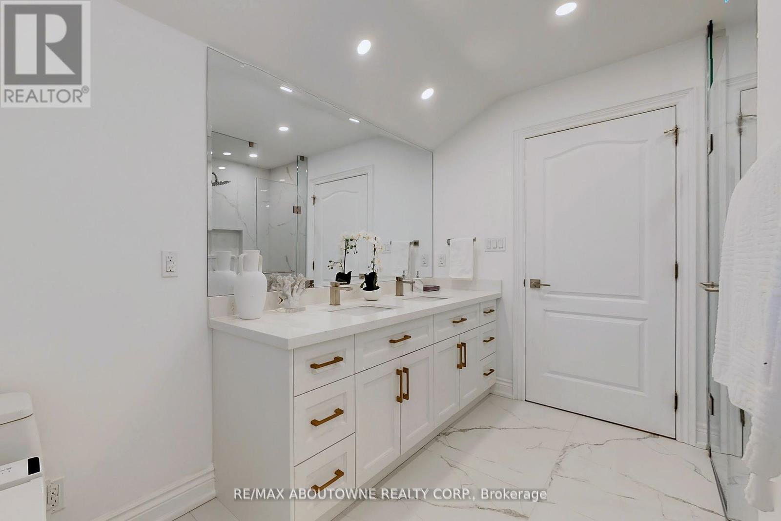 












116 PARKWOOD COURT

,
Oakville (FD Ford),




Ontario
L6J7W6

