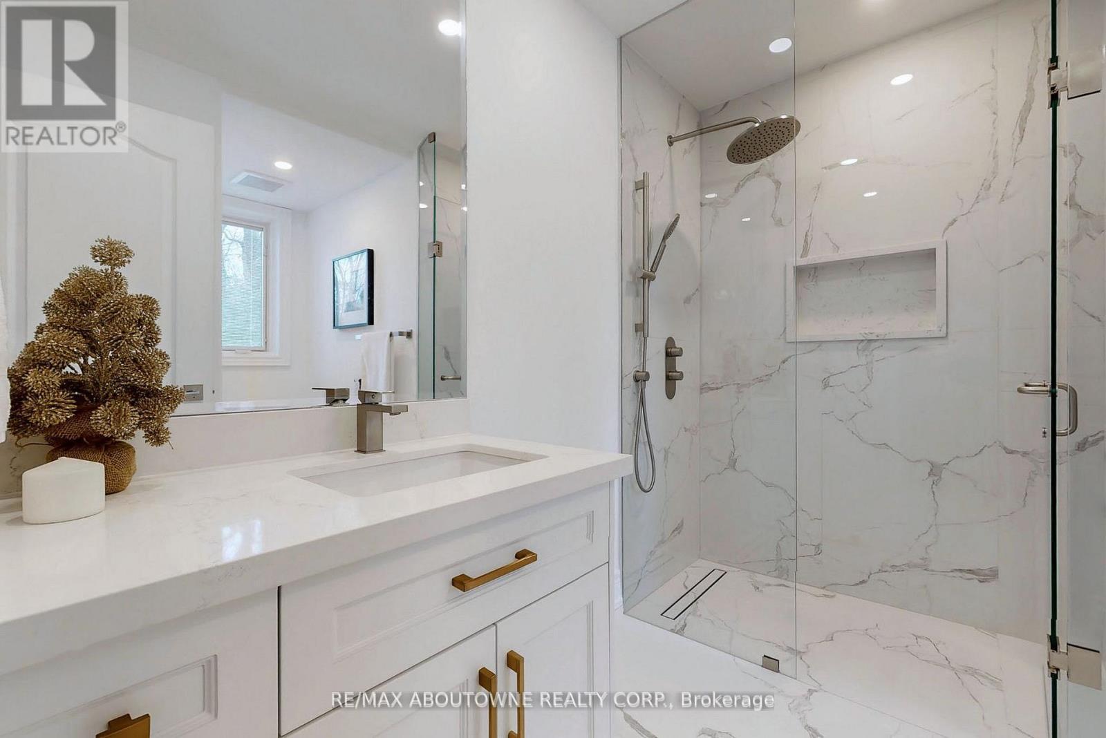 












116 PARKWOOD COURT

,
Oakville (FD Ford),




Ontario
L6J7W6

