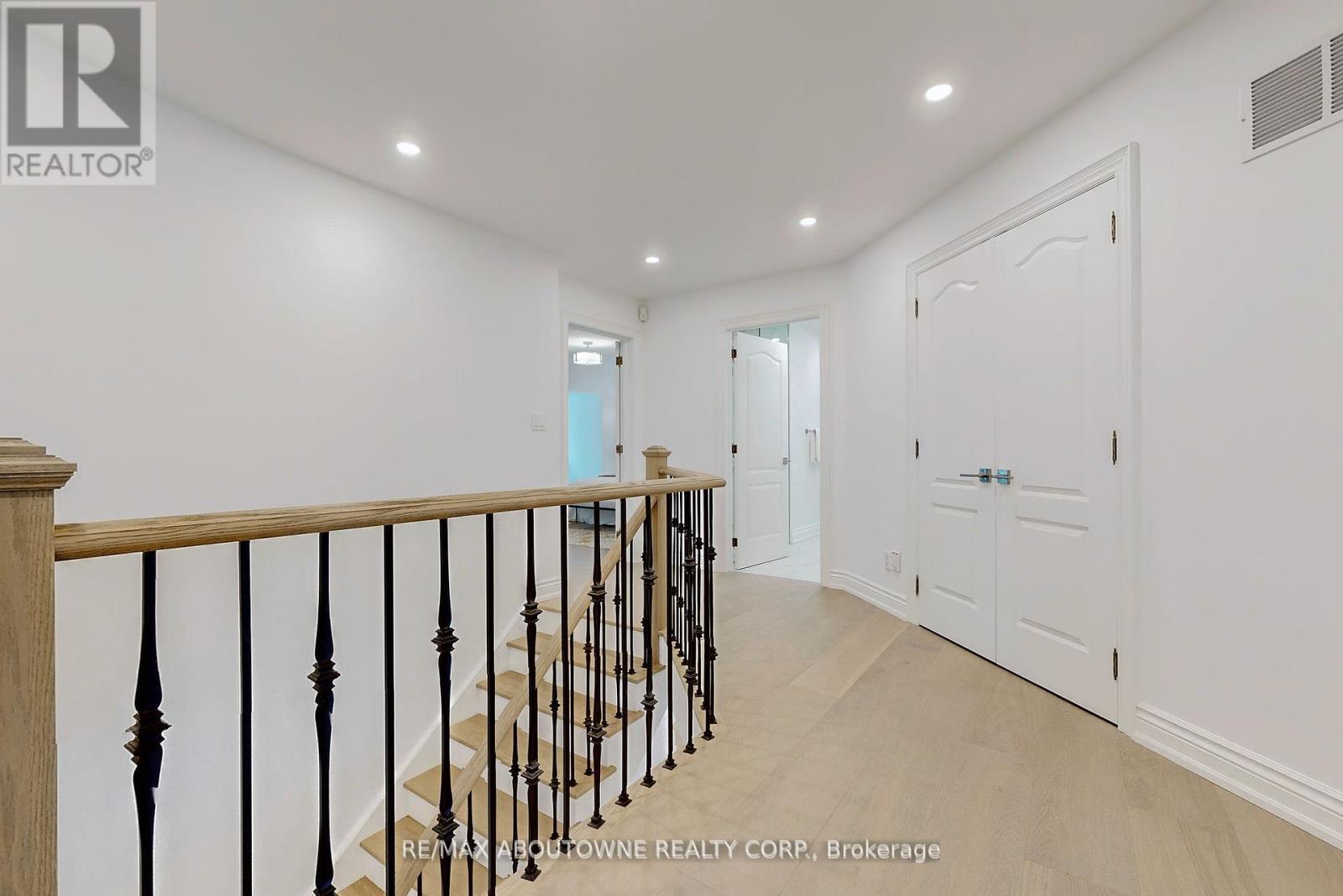 












116 PARKWOOD COURT

,
Oakville (FD Ford),




Ontario
L6J7W6

