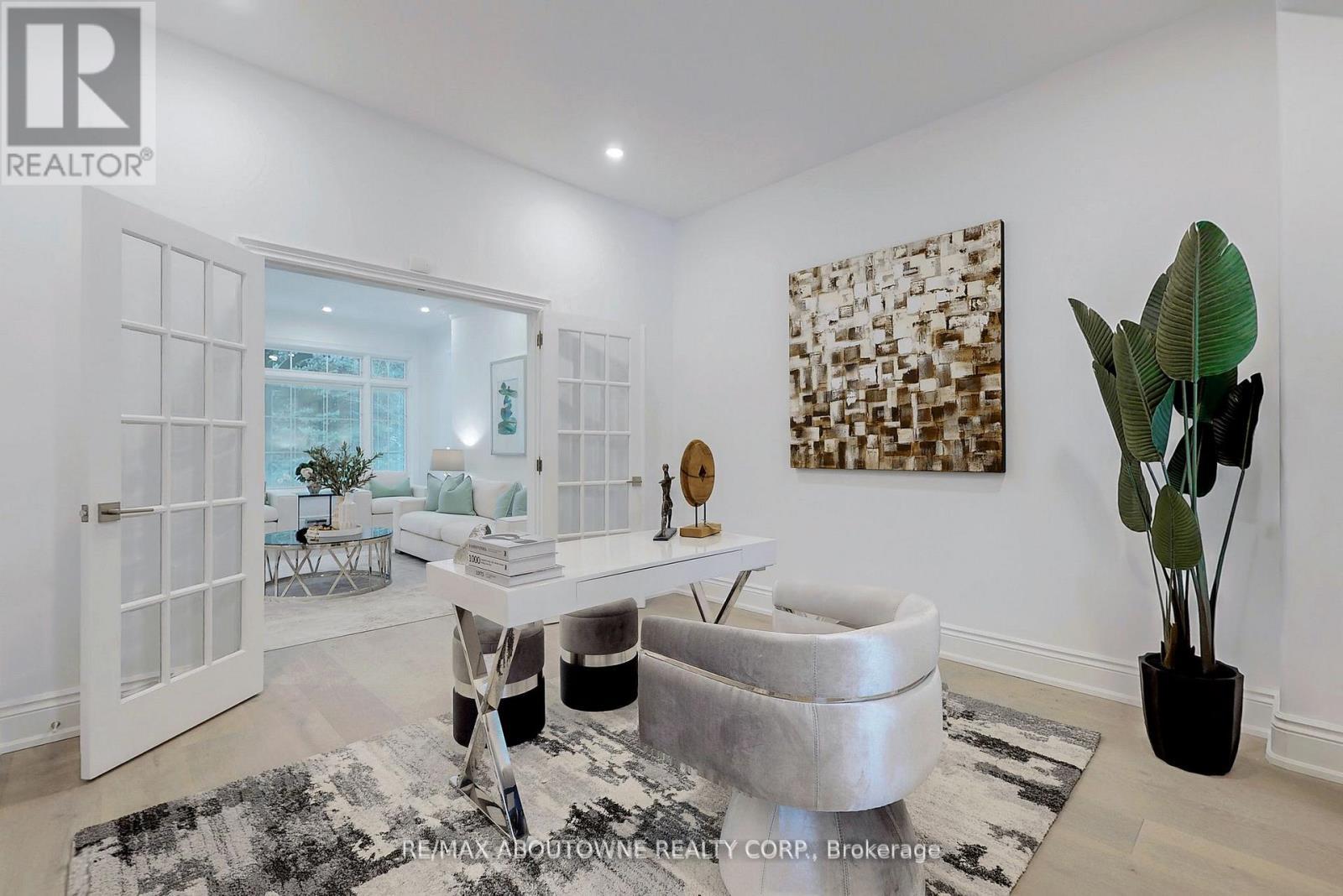 












116 PARKWOOD COURT

,
Oakville (FD Ford),




Ontario
L6J7W6

