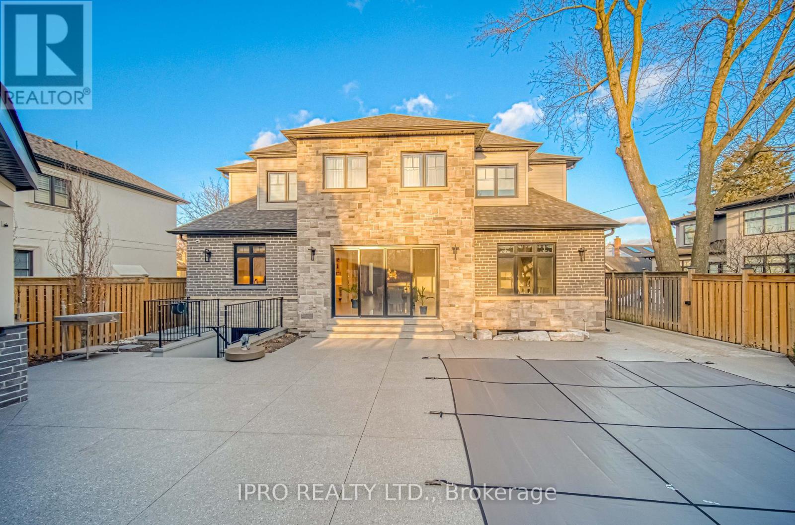 












1516 PEMBROKE DRIVE

,
Oakville (CP College Park),




Ontario
L6H1V9

