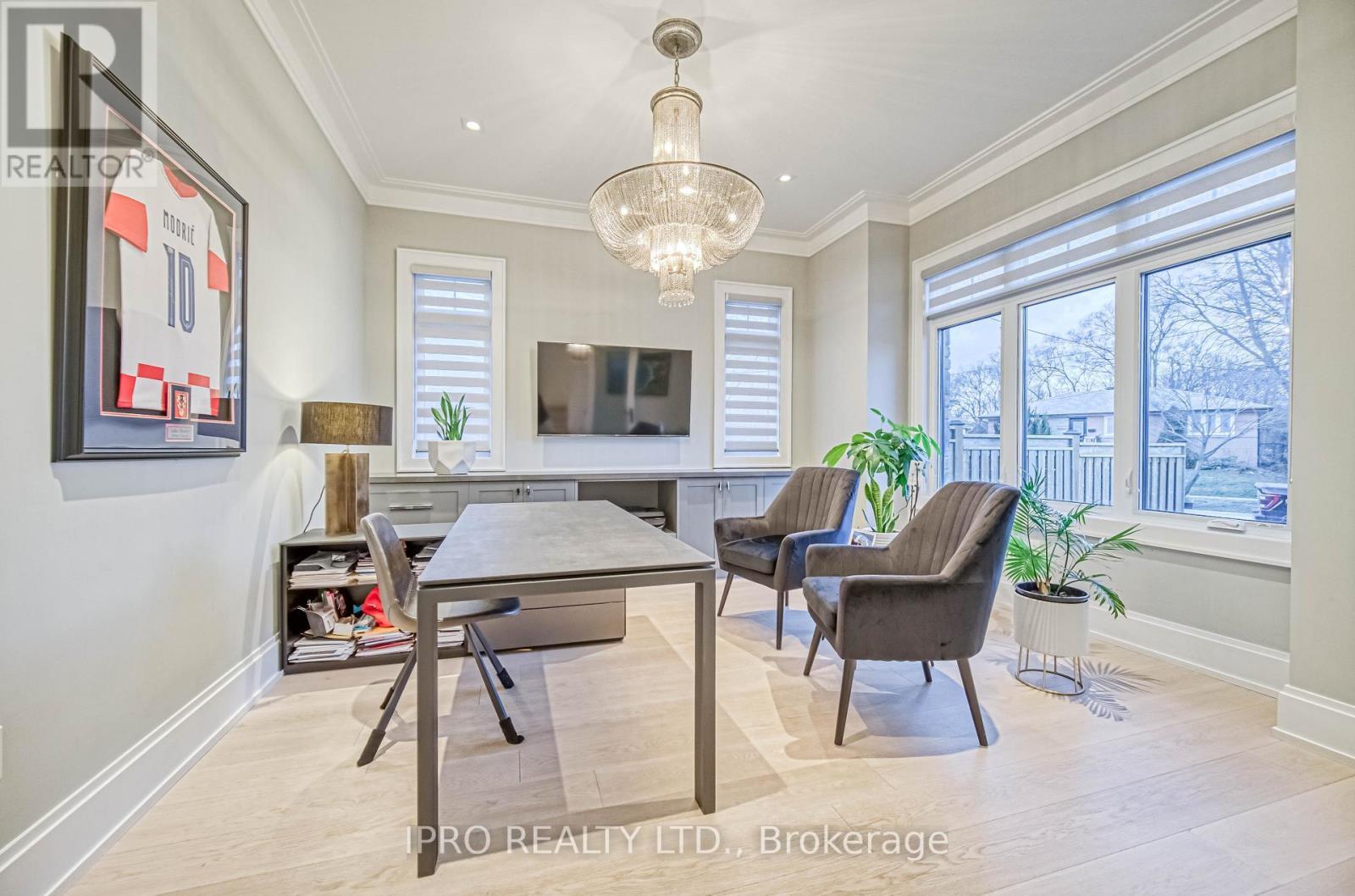 












1516 PEMBROKE DRIVE

,
Oakville (CP College Park),




Ontario
L6H1V9

