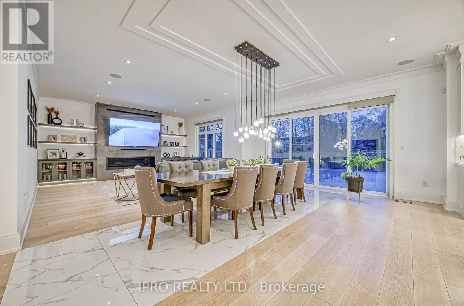 












1516 PEMBROKE DRIVE

,
Oakville (CP College Park),




Ontario
L6H1V9

