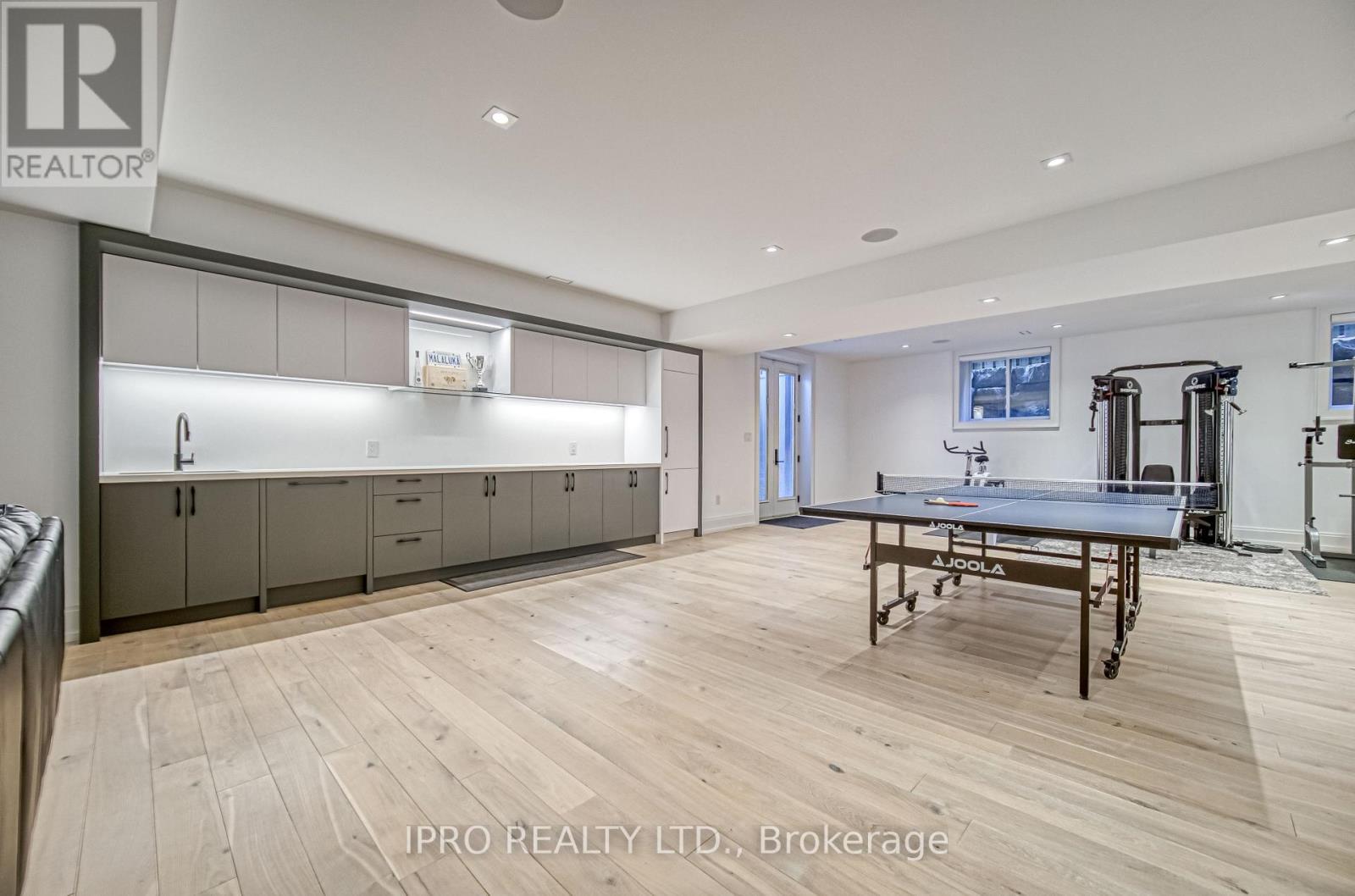 












1516 PEMBROKE DRIVE

,
Oakville (CP College Park),




Ontario
L6H1V9

