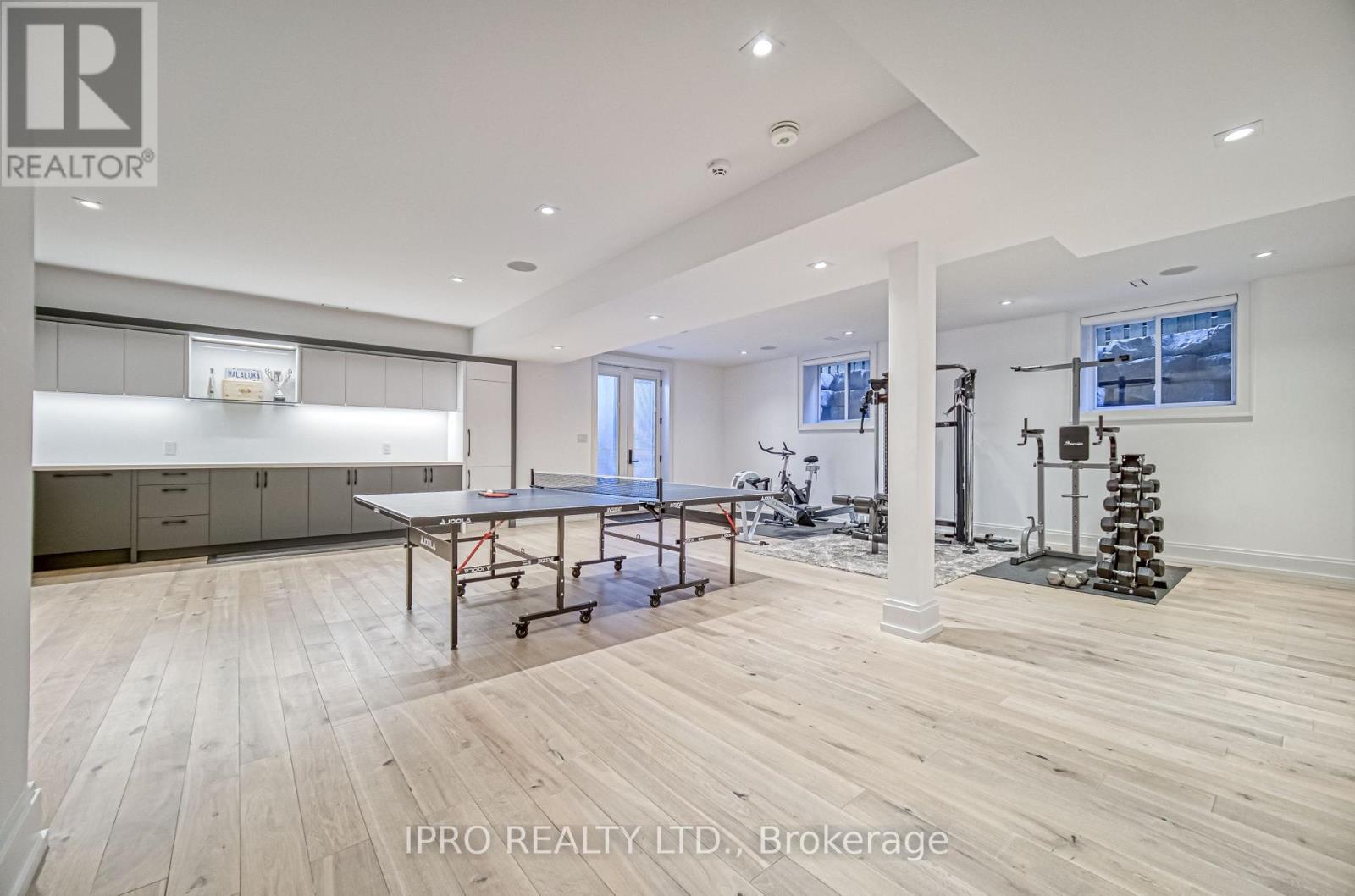 












1516 PEMBROKE DRIVE

,
Oakville (CP College Park),




Ontario
L6H1V9

