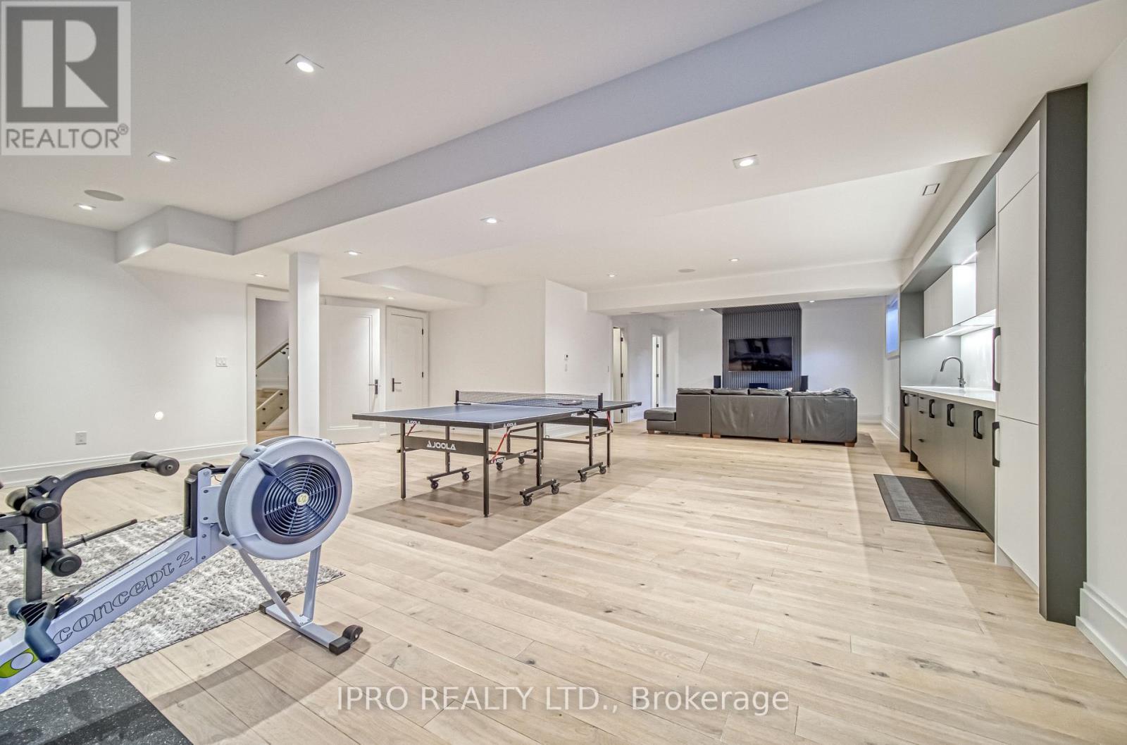 












1516 PEMBROKE DRIVE

,
Oakville (CP College Park),




Ontario
L6H1V9

