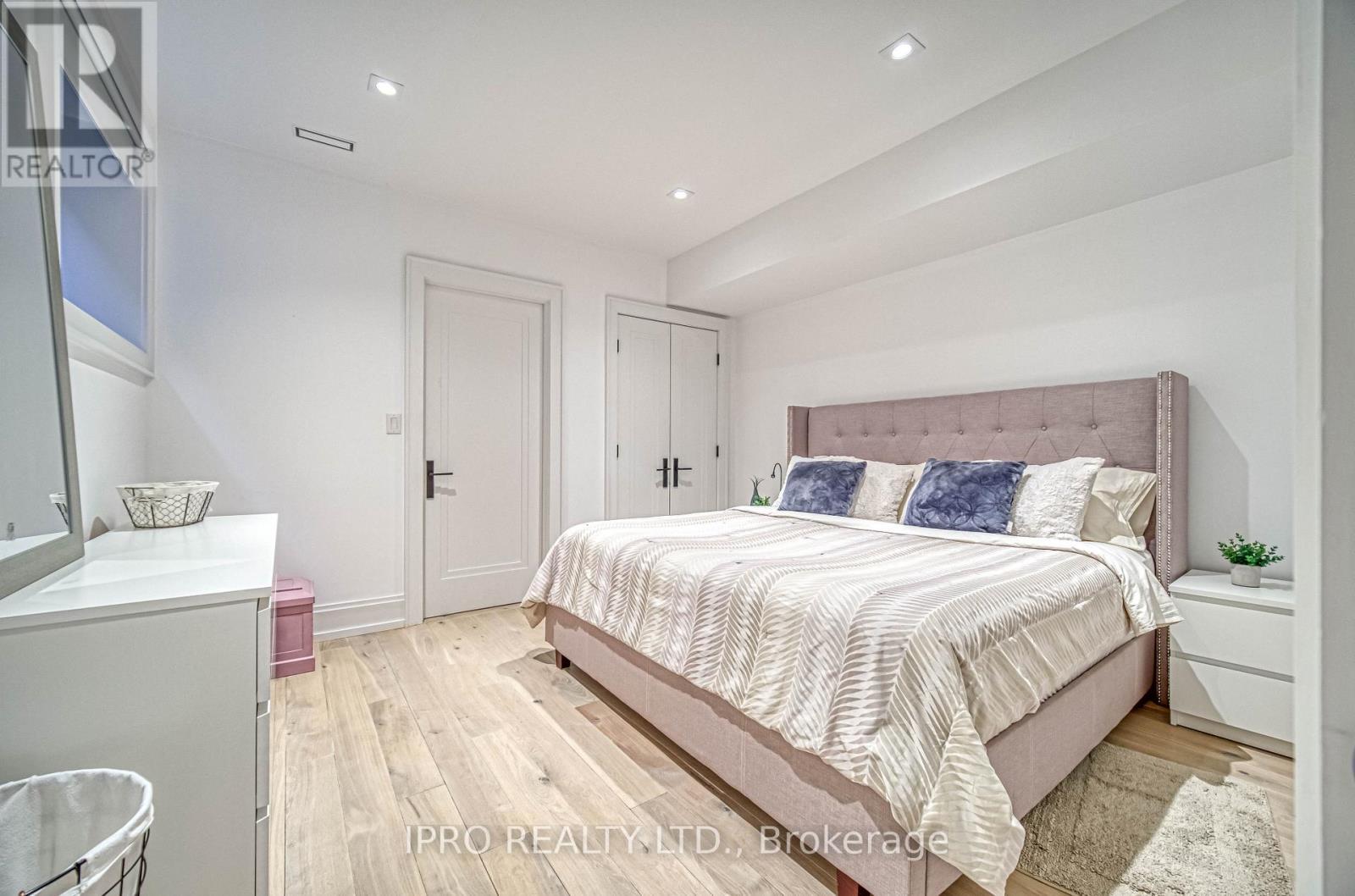 












1516 PEMBROKE DRIVE

,
Oakville (CP College Park),




Ontario
L6H1V9

