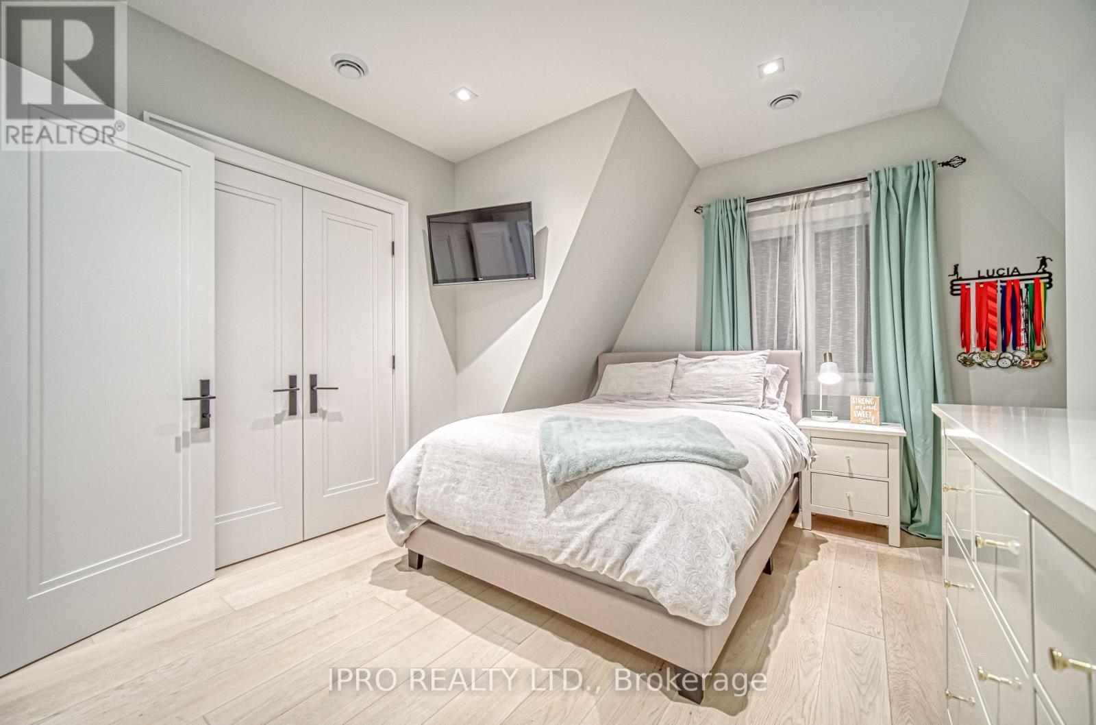 












1516 PEMBROKE DRIVE

,
Oakville (CP College Park),




Ontario
L6H1V9

