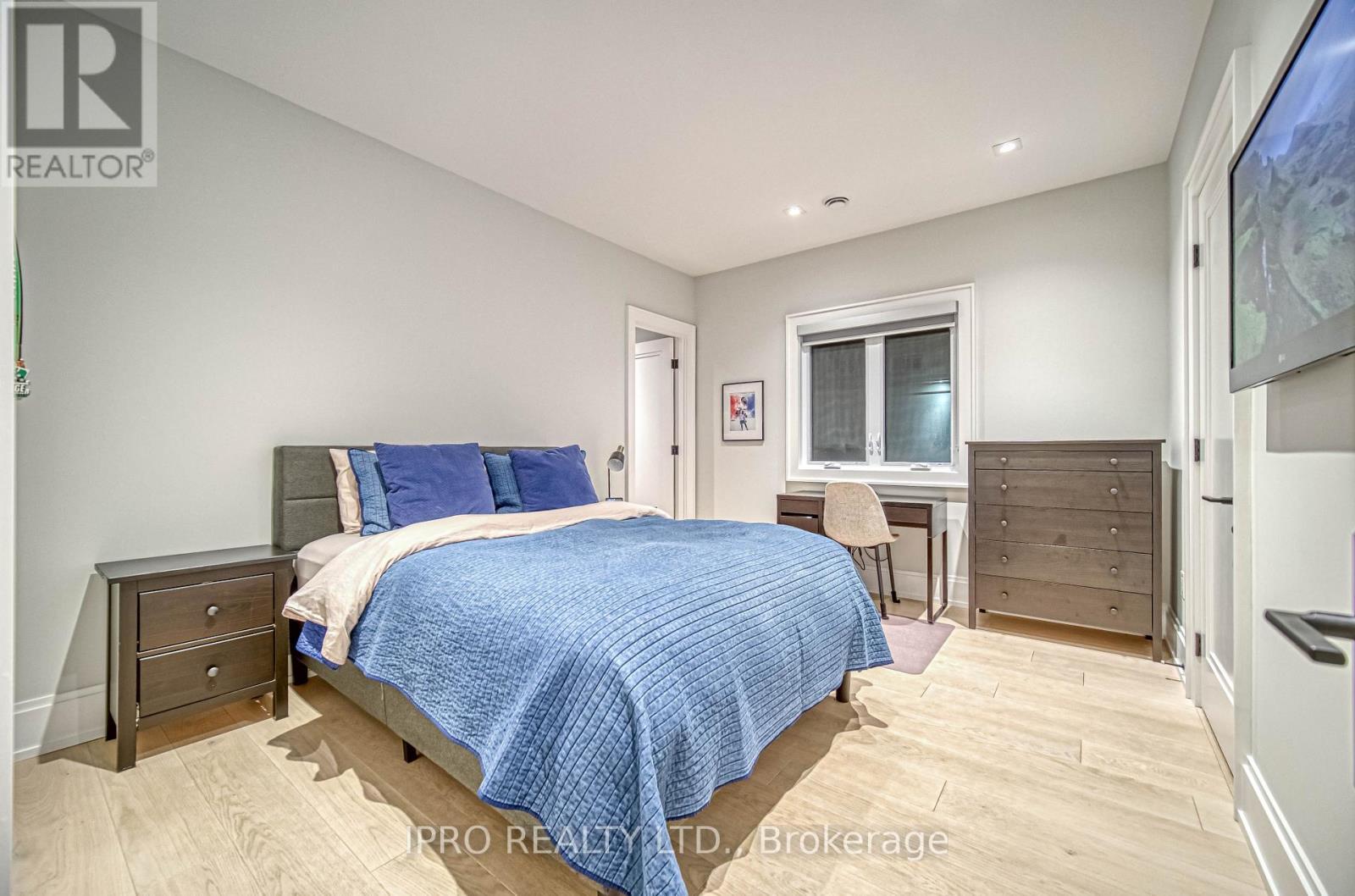 












1516 PEMBROKE DRIVE

,
Oakville (CP College Park),




Ontario
L6H1V9

