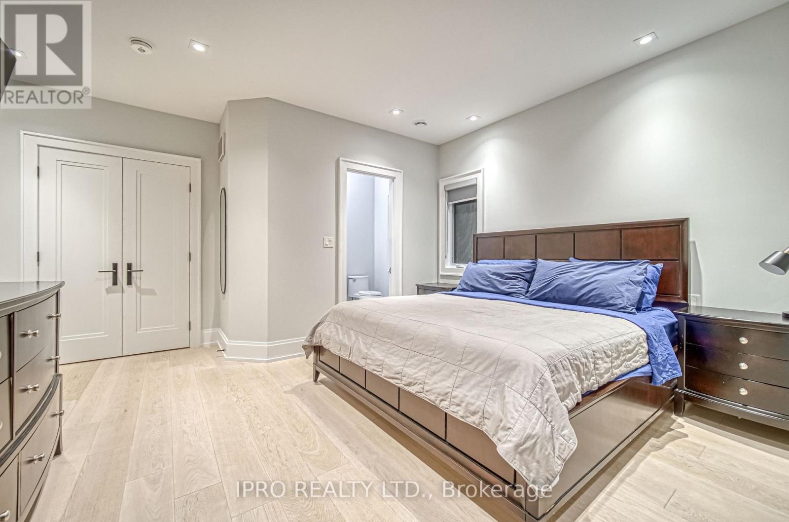 












1516 PEMBROKE DRIVE

,
Oakville (CP College Park),




Ontario
L6H1V9

