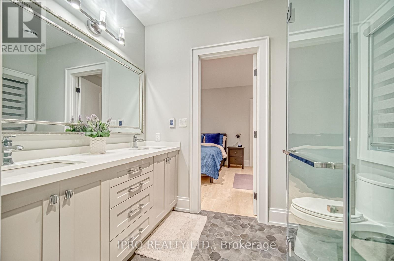 












1516 PEMBROKE DRIVE

,
Oakville (CP College Park),




Ontario
L6H1V9

