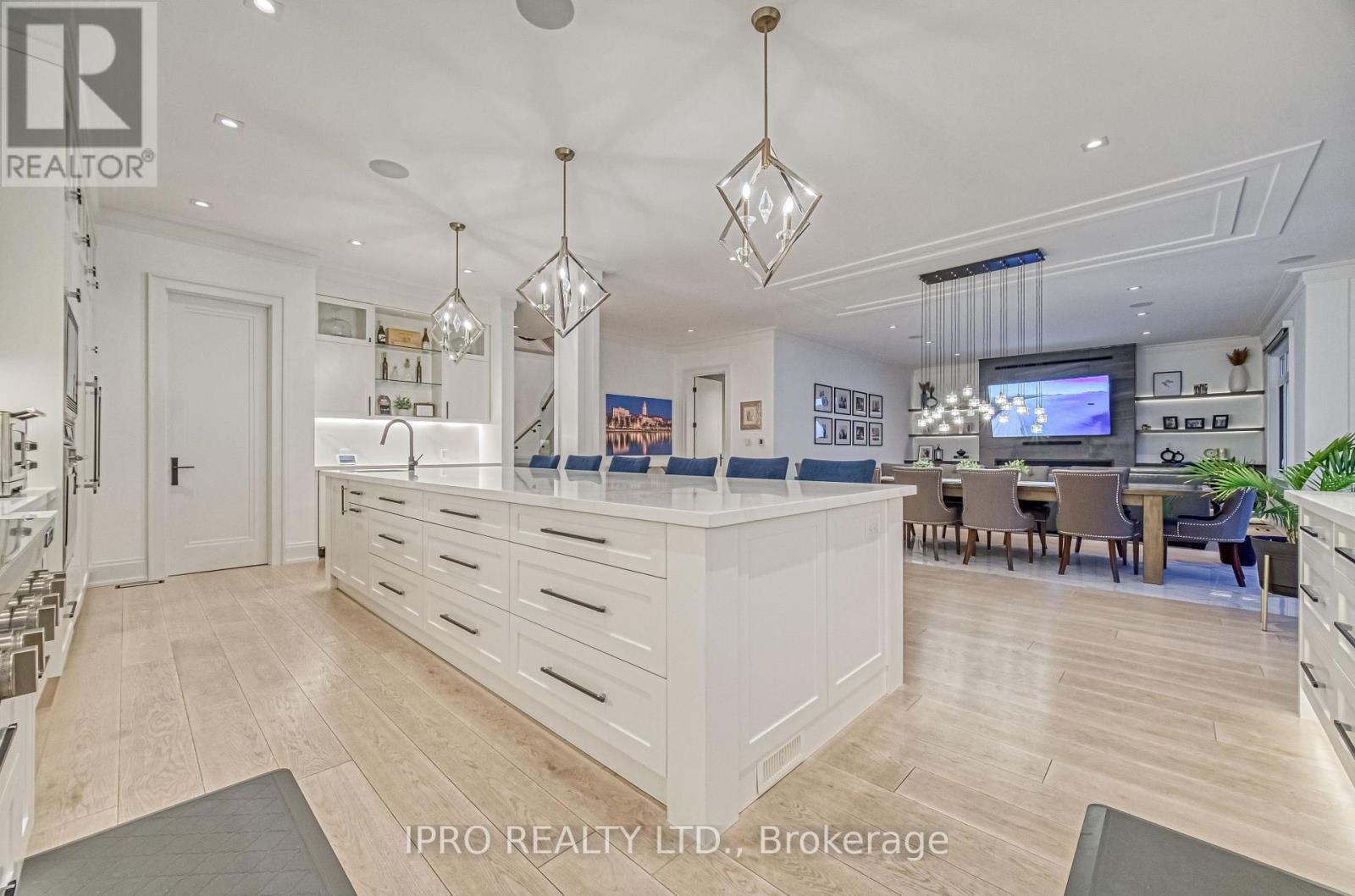 












1516 PEMBROKE DRIVE

,
Oakville (CP College Park),




Ontario
L6H1V9

