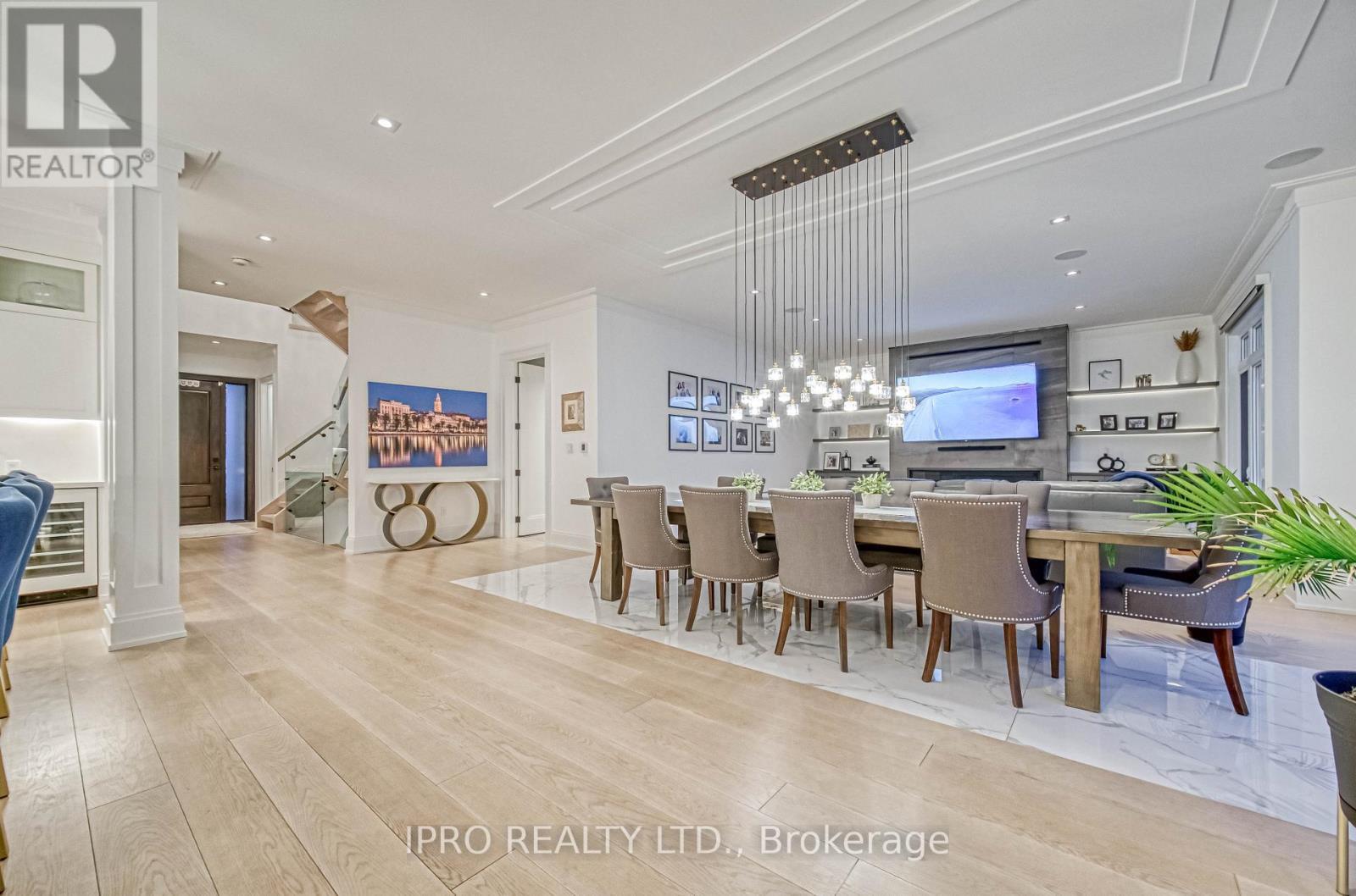












1516 PEMBROKE DRIVE

,
Oakville (CP College Park),




Ontario
L6H1V9


