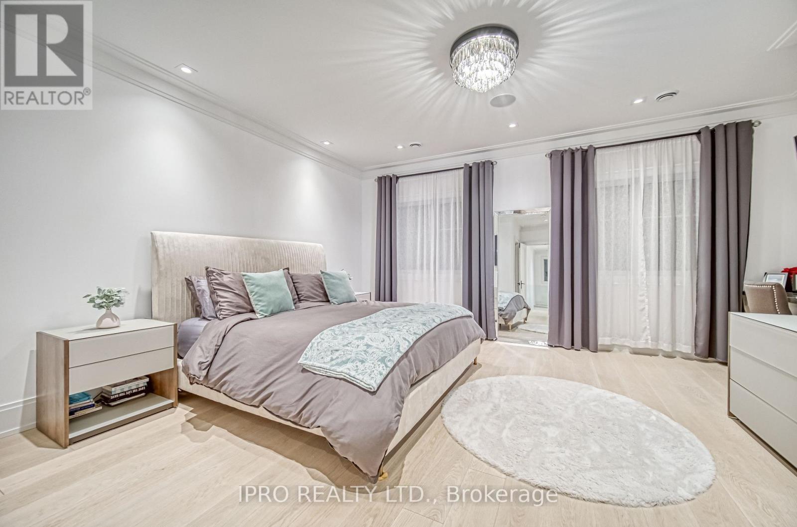 












1516 PEMBROKE DRIVE

,
Oakville (CP College Park),




Ontario
L6H1V9

