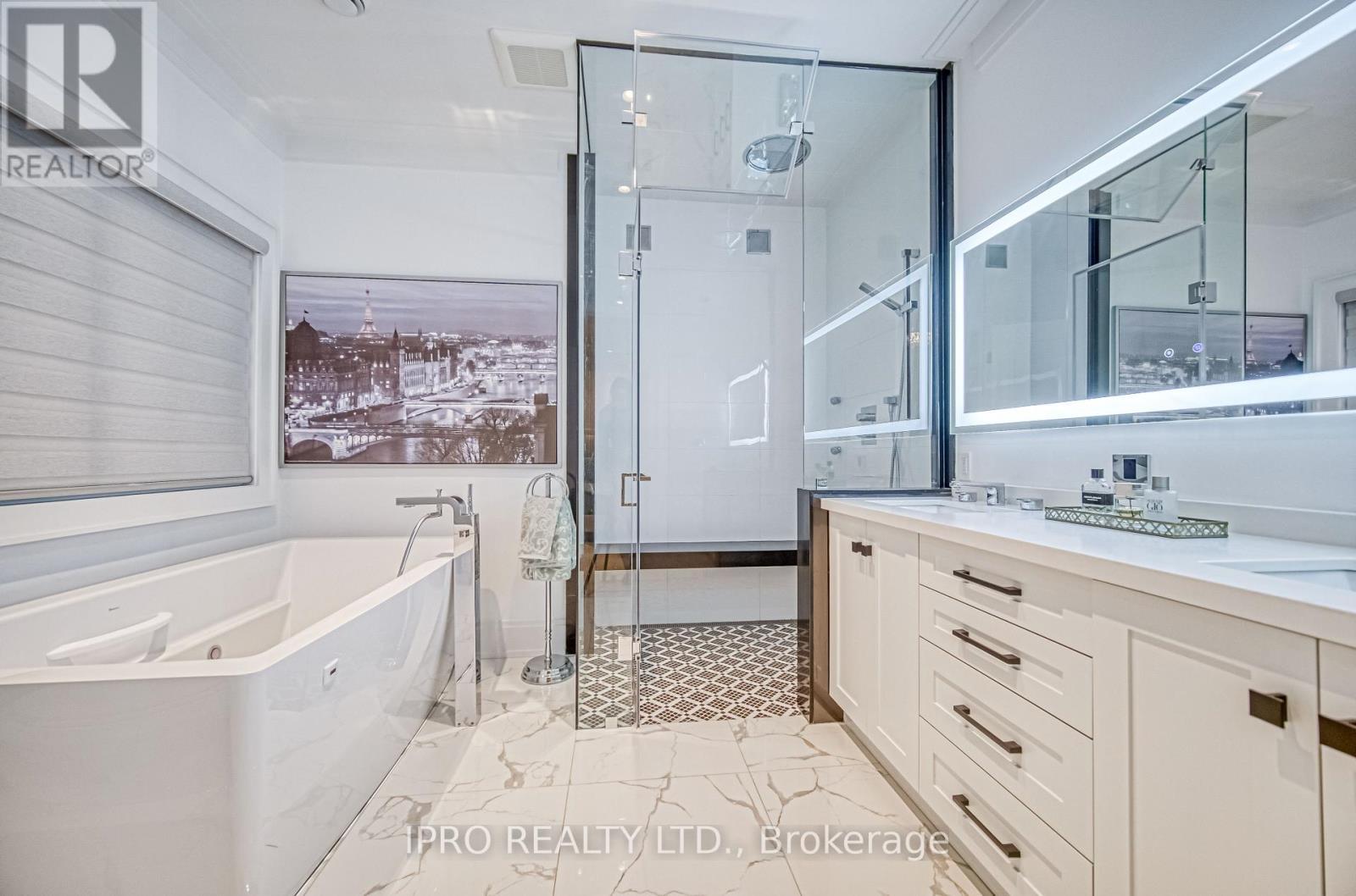 












1516 PEMBROKE DRIVE

,
Oakville (CP College Park),




Ontario
L6H1V9

