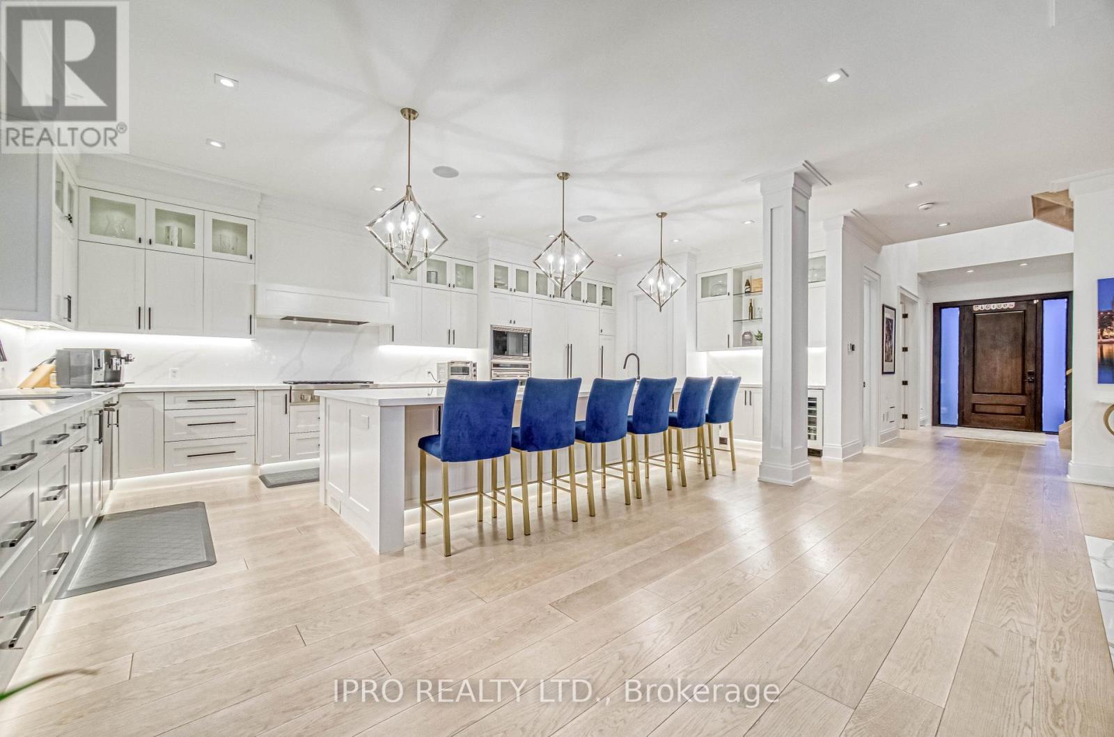 












1516 PEMBROKE DRIVE

,
Oakville (CP College Park),




Ontario
L6H1V9

