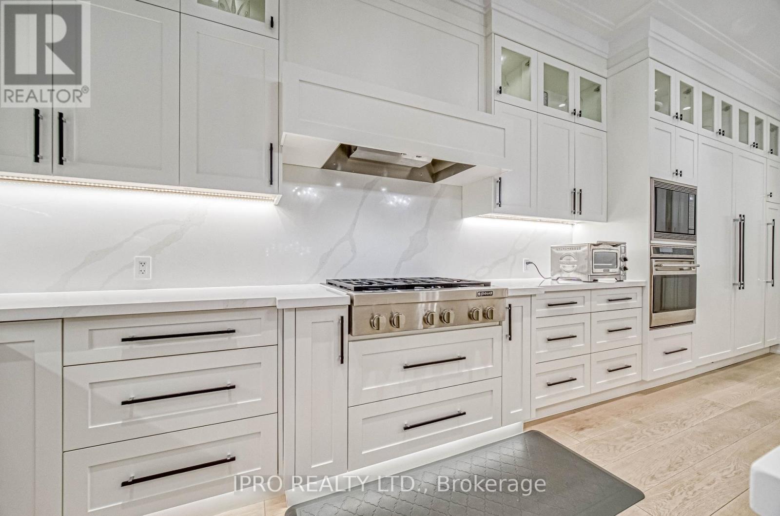 












1516 PEMBROKE DRIVE

,
Oakville (CP College Park),




Ontario
L6H1V9

