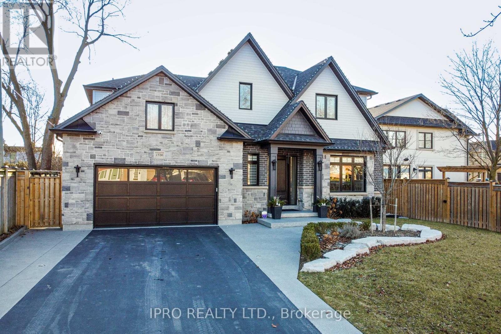 












1516 PEMBROKE DRIVE

,
Oakville (CP College Park),




Ontario
L6H1V9

