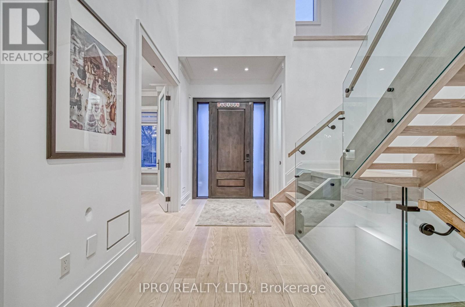 












1516 PEMBROKE DRIVE

,
Oakville (CP College Park),




Ontario
L6H1V9

