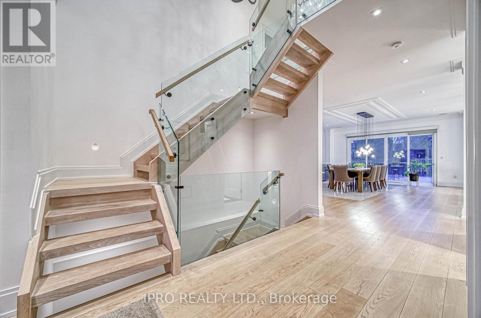 












1516 PEMBROKE DRIVE

,
Oakville (CP College Park),




Ontario
L6H1V9

