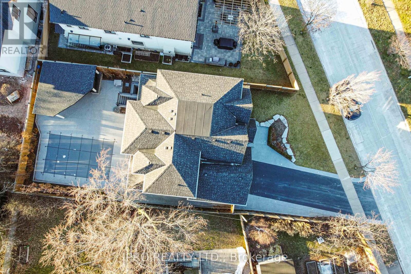 












1516 PEMBROKE DRIVE

,
Oakville (CP College Park),




Ontario
L6H1V9

