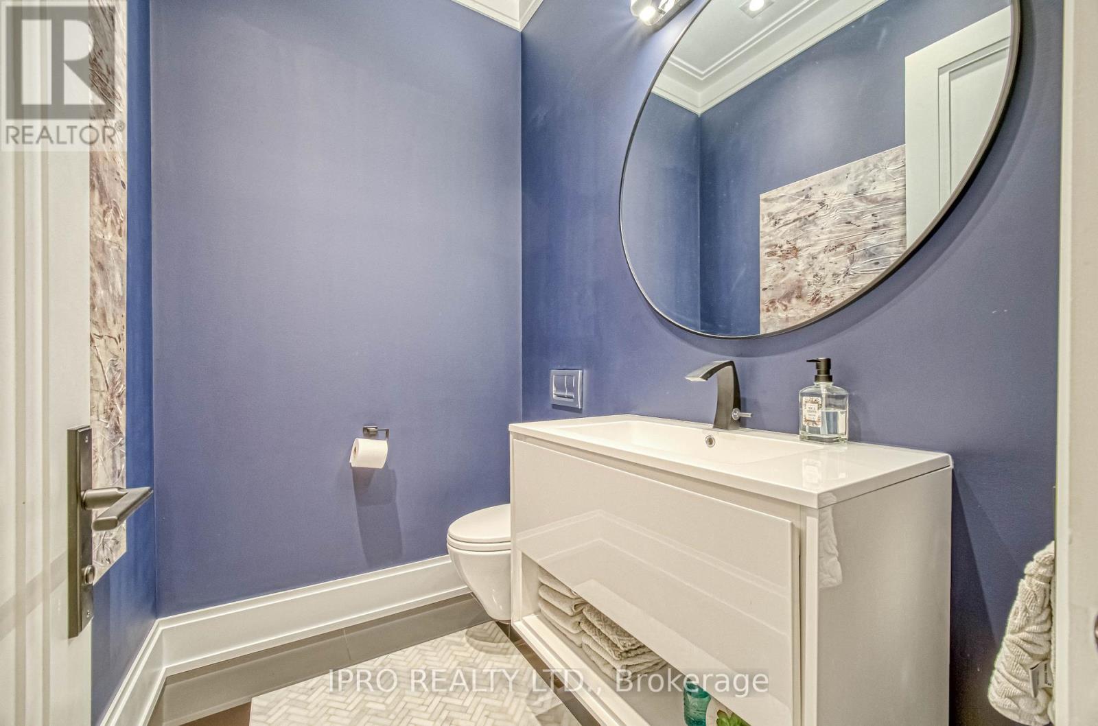 












1516 PEMBROKE DRIVE

,
Oakville (CP College Park),




Ontario
L6H1V9

