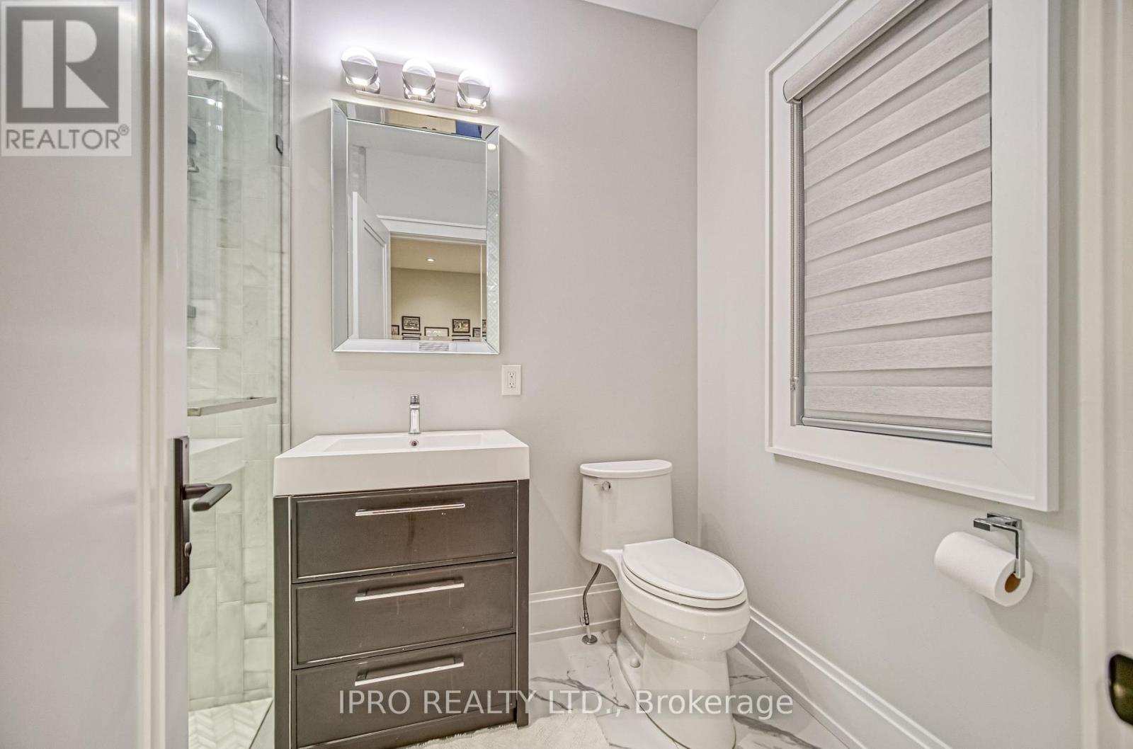












1516 PEMBROKE DRIVE

,
Oakville (CP College Park),




Ontario
L6H1V9

