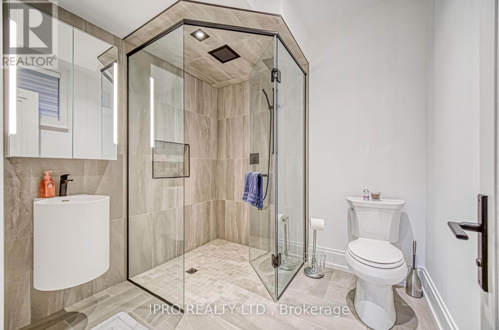 












1516 PEMBROKE DRIVE

,
Oakville (CP College Park),




Ontario
L6H1V9

