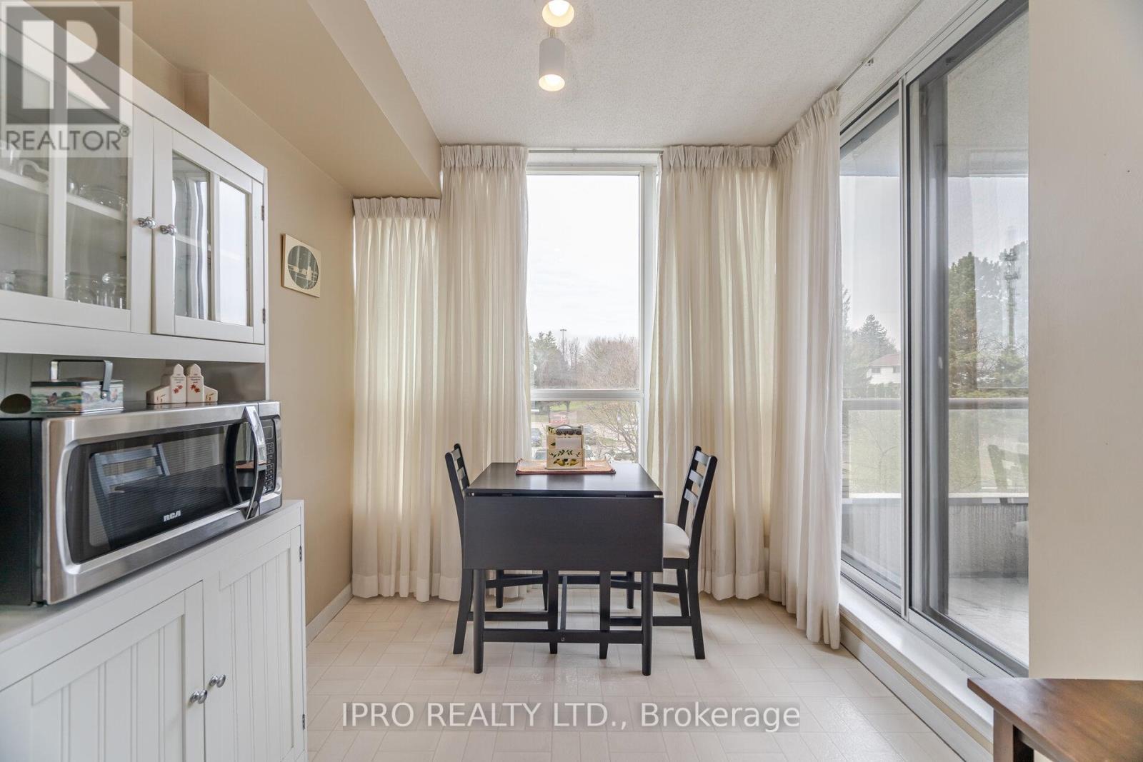 












302 - 12 LAURELCREST STREET

,
Brampton (Queen Street Corridor),




Ontario
L6S5Y4

