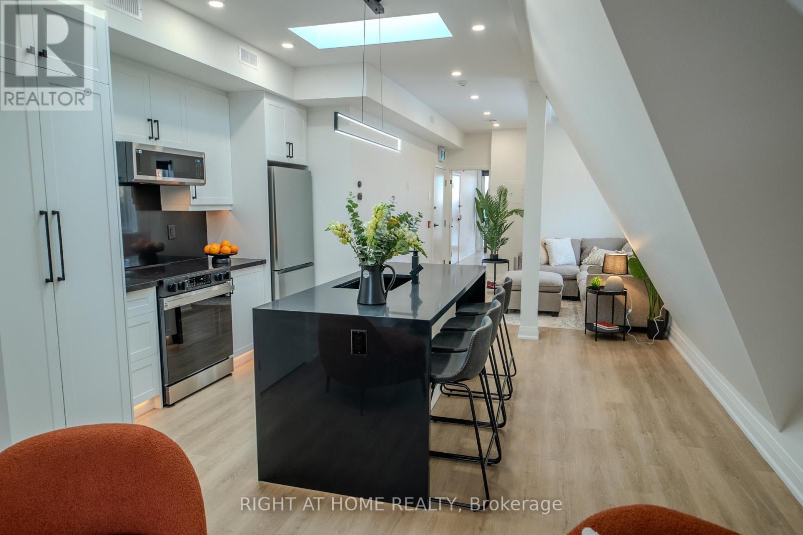 












4 - 55 INNES AVENUE

,
Toronto (Corso Italia-Davenport),




Ontario
M6E1N1

