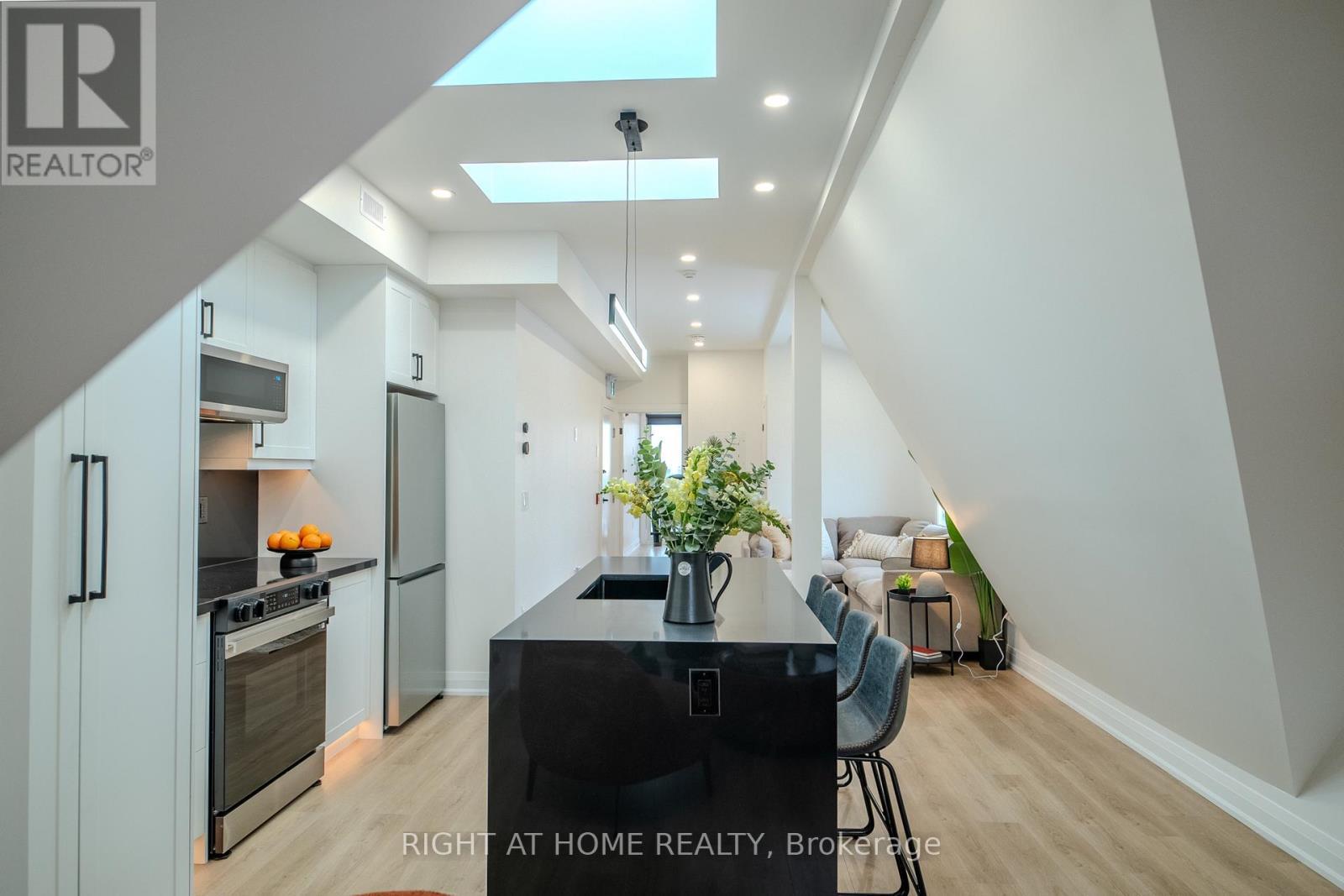 












4 - 55 INNES AVENUE

,
Toronto (Corso Italia-Davenport),




Ontario
M6E1N1

