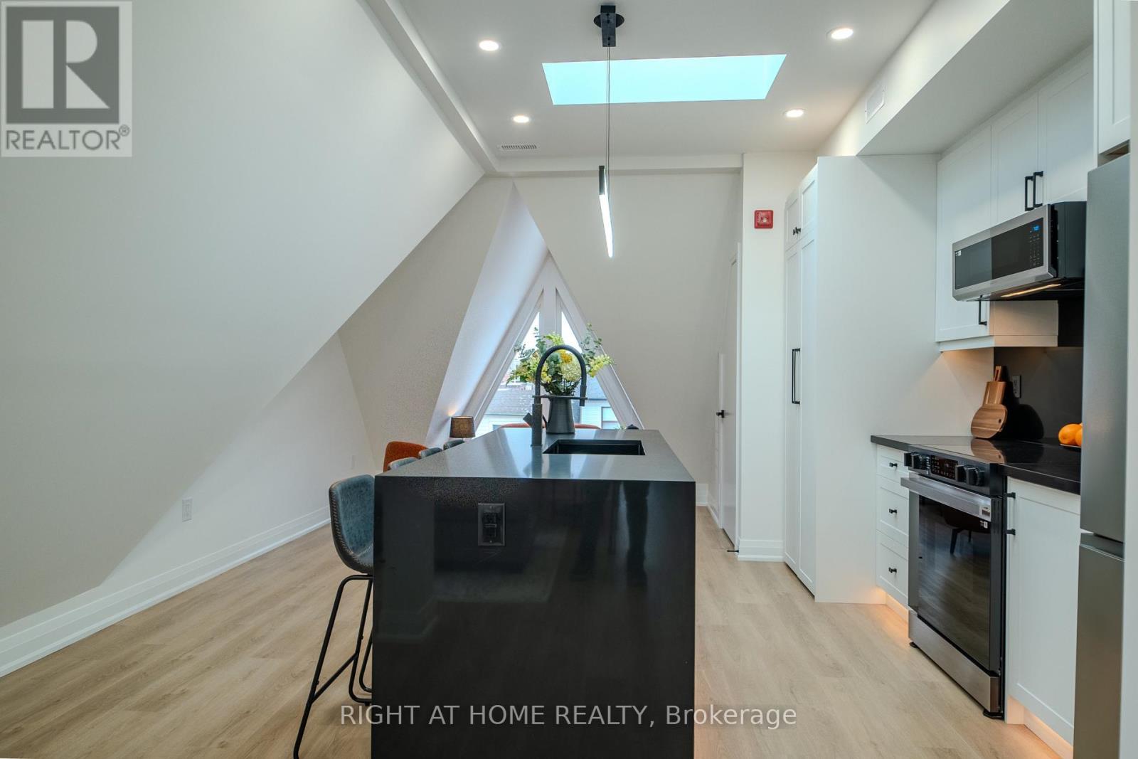 












4 - 55 INNES AVENUE

,
Toronto (Corso Italia-Davenport),




Ontario
M6E1N1

