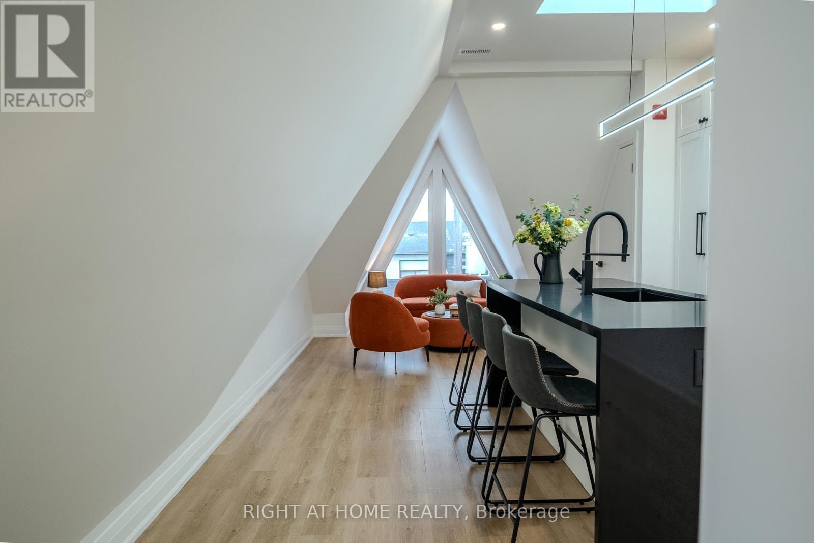 












4 - 55 INNES AVENUE

,
Toronto (Corso Italia-Davenport),




Ontario
M6E1N1

