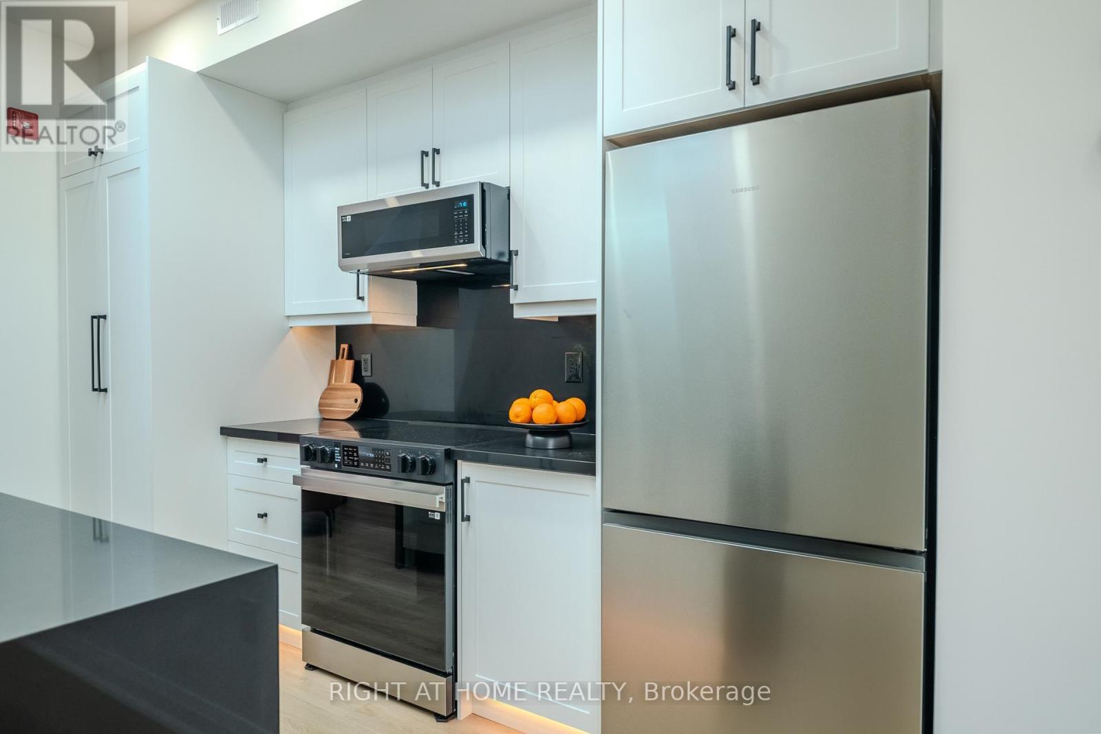 












4 - 55 INNES AVENUE

,
Toronto (Corso Italia-Davenport),




Ontario
M6E1N1


