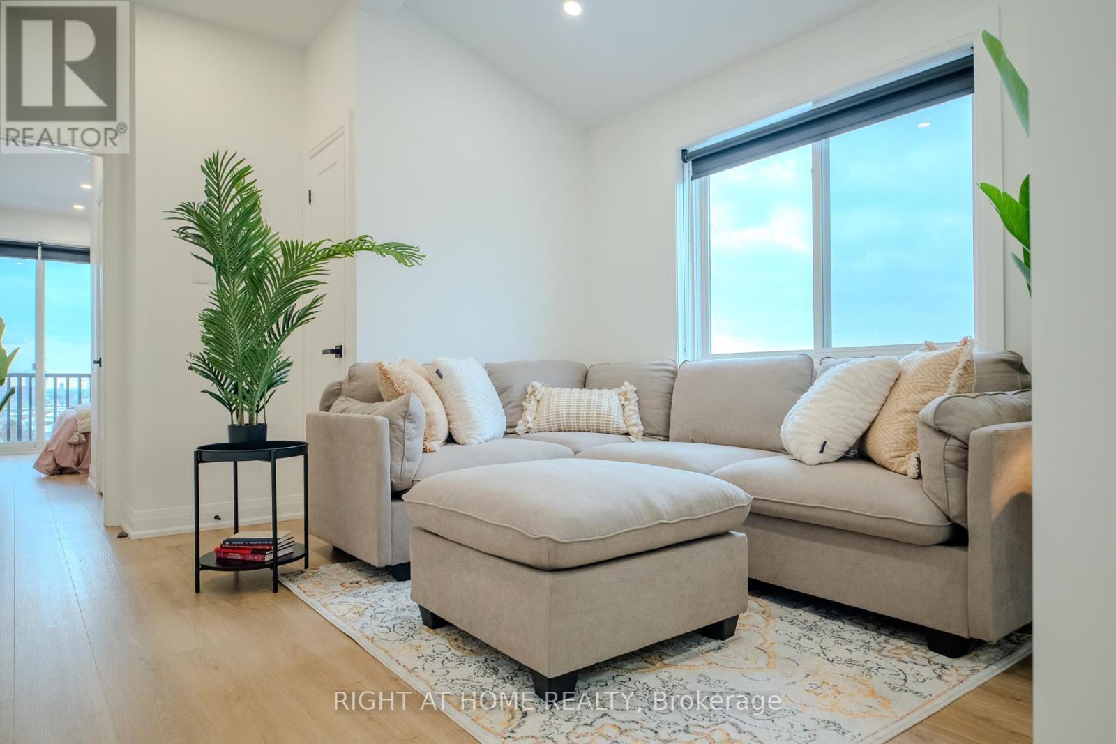 












4 - 55 INNES AVENUE

,
Toronto (Corso Italia-Davenport),




Ontario
M6E1N1

