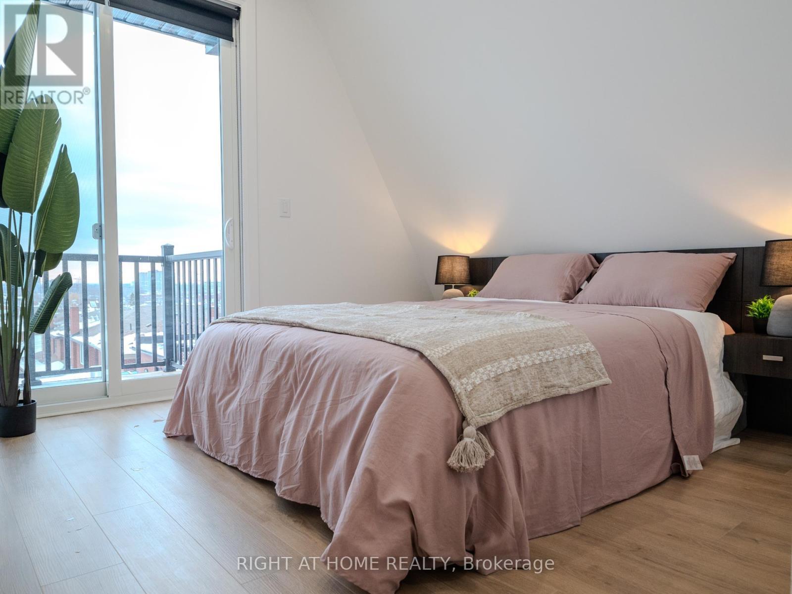 












4 - 55 INNES AVENUE

,
Toronto (Corso Italia-Davenport),




Ontario
M6E1N1

