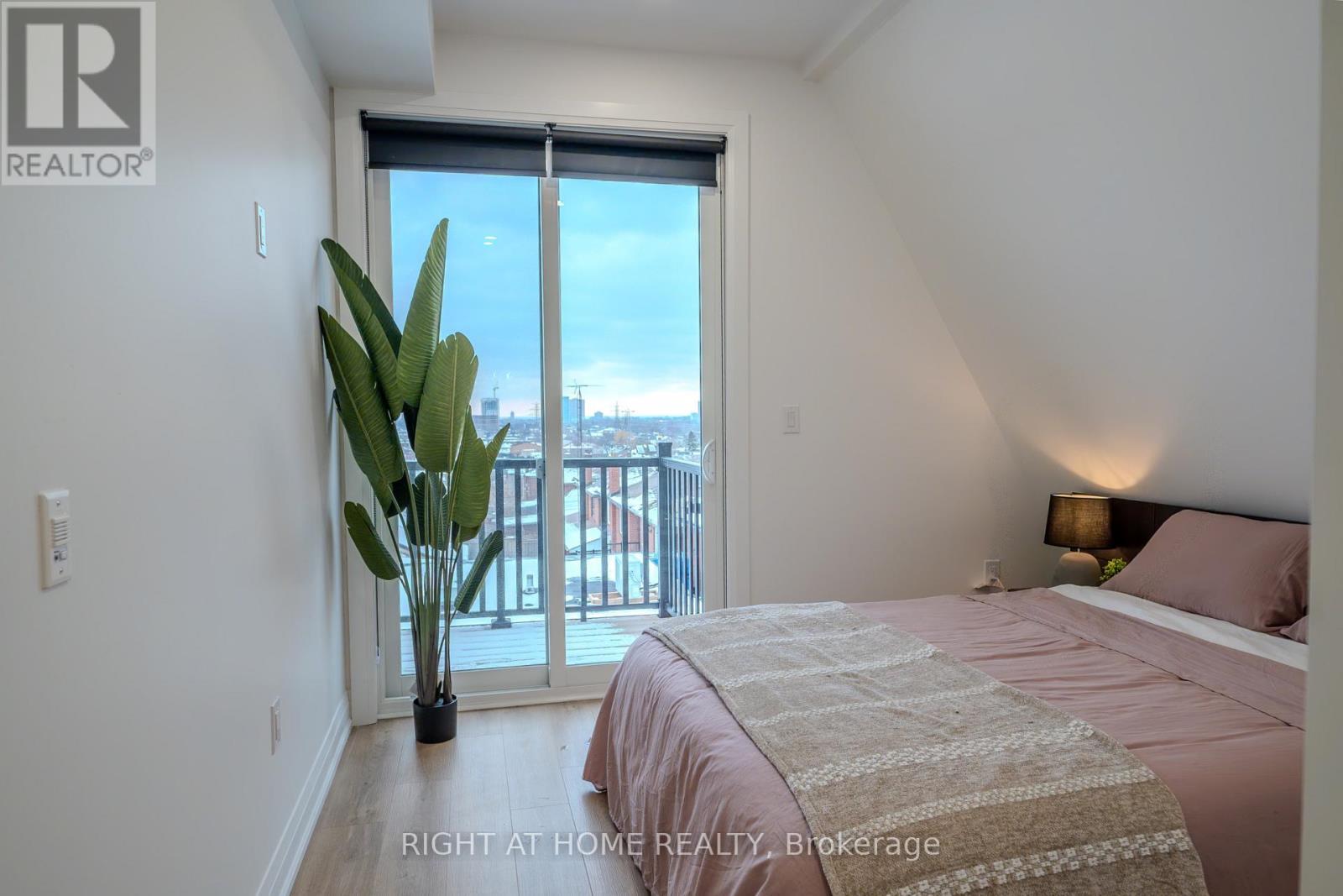 












4 - 55 INNES AVENUE

,
Toronto (Corso Italia-Davenport),




Ontario
M6E1N1

