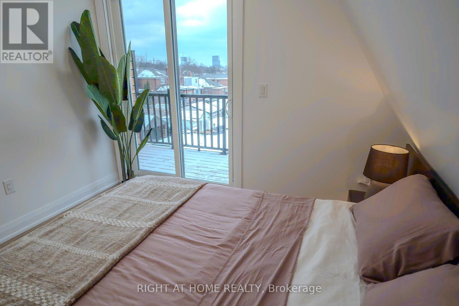 












4 - 55 INNES AVENUE

,
Toronto (Corso Italia-Davenport),




Ontario
M6E1N1

