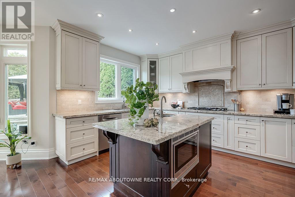 












393 CLAREMONT CRESCENT

,
Oakville (FD Ford),




Ontario
L6J6J9

