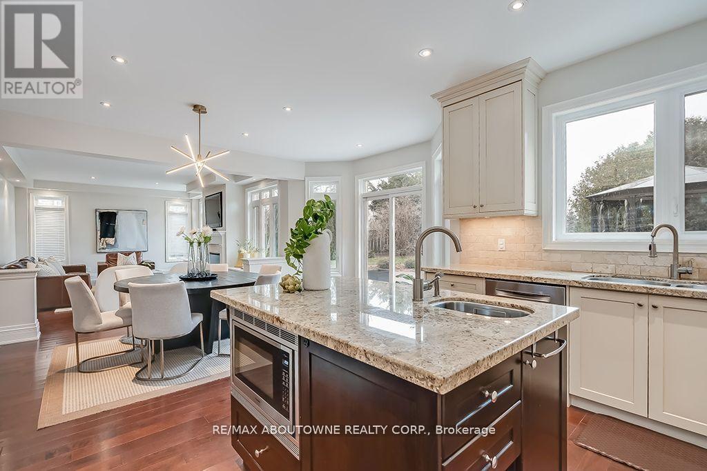 












393 CLAREMONT CRESCENT

,
Oakville (FD Ford),




Ontario
L6J6J9

