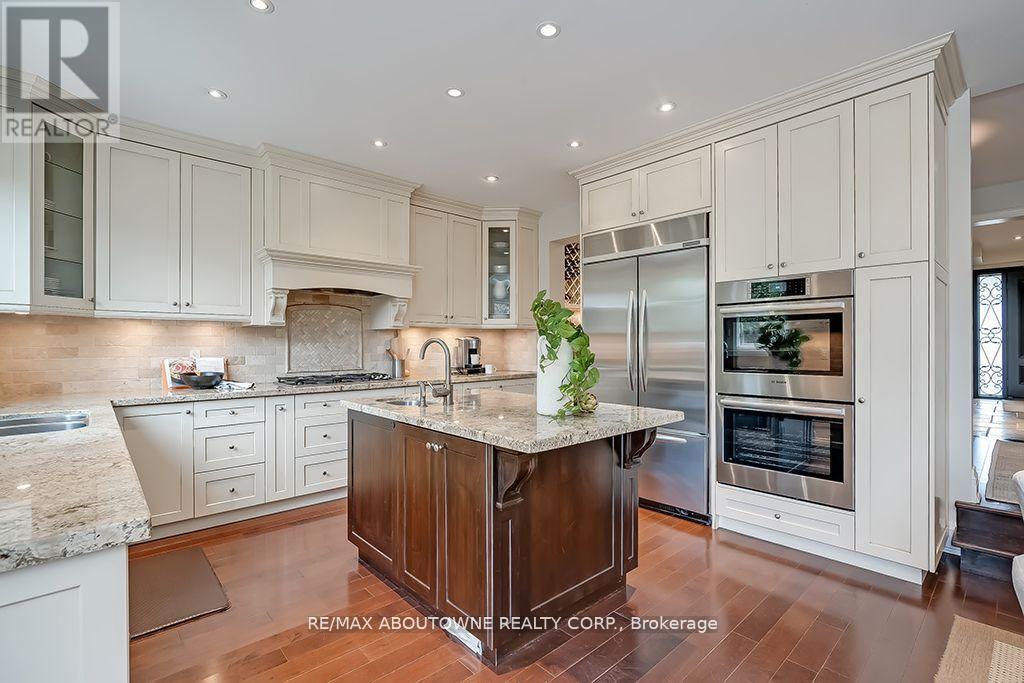 












393 CLAREMONT CRESCENT

,
Oakville (FD Ford),




Ontario
L6J6J9

