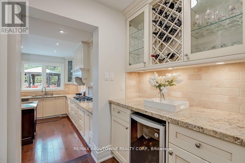 












393 CLAREMONT CRESCENT

,
Oakville (FD Ford),




Ontario
L6J6J9

