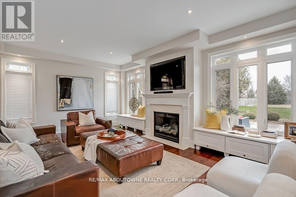 












393 CLAREMONT CRESCENT

,
Oakville (FD Ford),




Ontario
L6J6J9

