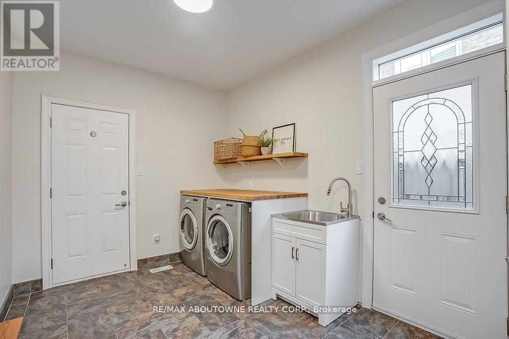 












393 CLAREMONT CRESCENT

,
Oakville (FD Ford),




Ontario
L6J6J9


